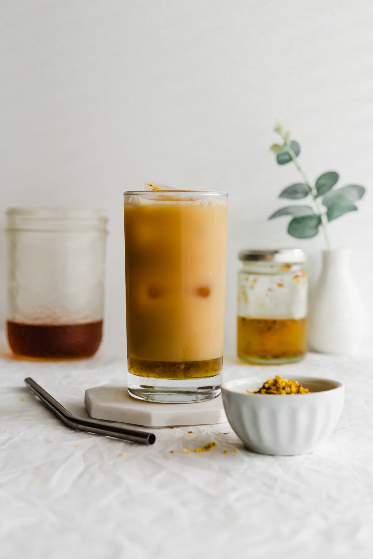 Osmanthus oolong milk tea in a glass.