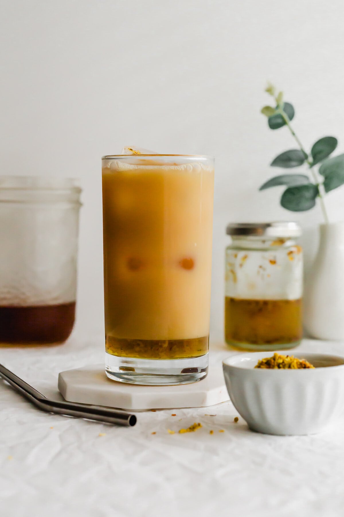 Osmanthus oolong milk tea in a glass.